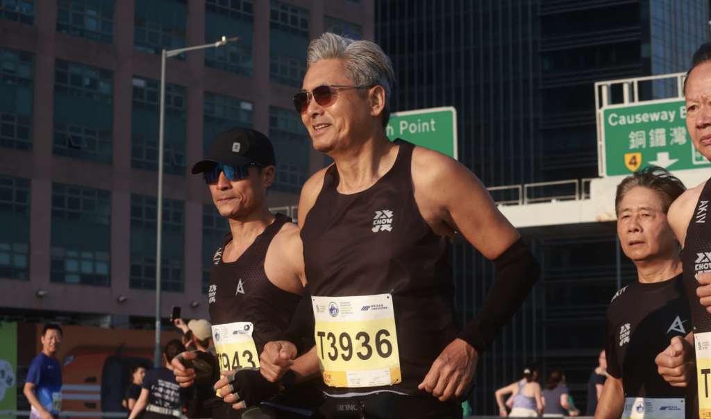 kaiyun中国-四战港马带“银发艺人团”一起完赛，周润发是推广跑步的典范
